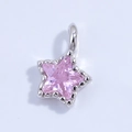Vista macro di ciondolo a stella in argento S925 con zircone rosa e bordi perlati - Ciondolo Stella Zirconia Rosa Platino