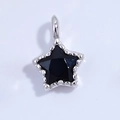 Dettaglio del ciondolo a stella in argento S925 con gemma nera sfaccettata e bordo perlato - Ciondolo Stella Zirconia Nero Platino