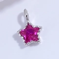 Dettaglio macro del ciondolo a stella rosso rosa con bordi perlati e gancio argento - Ciondolo Stella Zirconia Fucsia Platino