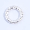 Dettaglio macro di una perla in argento S925 con texture martellata per gioielli fai da te - Argento Piccola Perlina a Pois Intrecciati 5mm (SZ100) / Argento