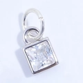 Dettaglio del ciondolo quadrato in argento S925 con uno zircone trasparente scintillante - Platino Zircone Bianco