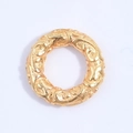 Dettaglio macro di una perla in argento S925 dorata con motivi floreali a rilievo retrò - Oro Grande Perlina Nuvola della Fortuna 7.5mm (SZ100) / Oro