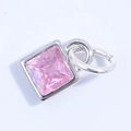 Dettaglio del ciondolo con gemma rosa taglio princess e montatura in metallo argento - Argento Zircone Rosa