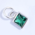 Vista macro di un ciondolo quadrato con cristallo verde e montatura in argento lucido - Platino Zircone Verde