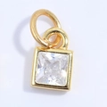 Dettaglio macro di un ciondolo quadrato in cristallo con montatura in argento S925 dorato - Oro Zircone Bianco
