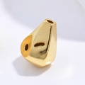 Primer plano macro de una cuenta geométrica de plata S925 dorada con múltiples agujeros - Forma de Tornillo Lisa Dorada