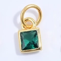 Dettaglio macro del ciondolo quadrato in cristallo verde con placcatura in oro - Oro Zircone Verde