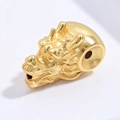 Détail du pendentif tête de dragon en argent S925 doré avec gravure précise - Tête de Dragon Dorée
