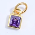 Dettaglio macro del ciondolo quadrato in cristallo viola con base placcata oro - Oro Zirconia Viola