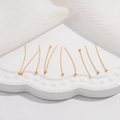 Dettaglio macro di 10 chiodini a testa sferica in argento S925 dorato per gioielli DIY - Orecchini a Bottone a Sfera Dorati