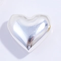 Foto macro de colgante de corazón en plata S925 pulida con acabado de espejo brillante - Cuenta de Corazón de Plata