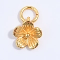 Dettaglio di un ciondolo a fiore dorato a cinque petali con superficie strutturata e anello - Ciondolo Fiore Lucido Oro