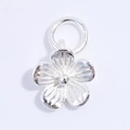 Macro di un ciondolo a fiore in argento S925 con trame dettagliate sui petali - Ciondolo Fiore Lucido Argento