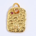 Dettaglio pendente in argento S925 martellato con gemma rossa e marchio di autenticità - Tag Dio della Ricchezza Oro Zirconia Rosso Rosa