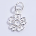 Dettaglio del ciondolo a fiore di ciliegio in argento S925 con centro opaco e petali lucidi - Ciondolo Fiore di Ciliegio Argento Lucido