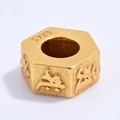 Distanziatore esagonale in argento S925 con mantra inciso e raffinata finitura dorata - Distanziatore Mantra Sei Parole Esagonale Oro