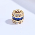 Makro-Detail des S925 Silber-Zylinderanhängers mit blauen Kristallen und Goldauflage - Goldene Blau Zirkonia Trommelperle