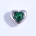 Vista macro de dije corazón de plata S925 con piedra de circonita verde facetada - Cuenta Corazón Strass Verde Plateado