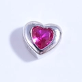 Detalle macro del abalorio de corazón en plata S925 con una piedra rosa brillante - Cuenta Corazón Strass Rosa Rojo Plateado
