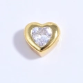 Detalle macro de un dije de corazón en plata S925 con microcristales multicolores - Cuenta Corazón Strass Blanco Dorado