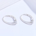 Boucles d'oreilles dormeuses ovales en argent 925 avec design élégant de lignes creuses - Argent
