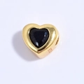 Vista macro del amuleto de corazón en plata S925 con circón negro y baño de oro - Cuenta Corazón Strass Negro Dorado