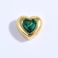 Detalle macro del dije de corazón dorado con incrustación de circón verde esmeralda - Cuenta Corazón Strass Verde Dorado