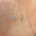 Vue macro des faces avant et arrière du pendentif en argent S925 doré avec diamant - Or Zirconia Blanc Moyen (6.5mm)