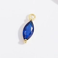 Dettaglio di un ciondolo in zaffiro blu taglio marquise con un passante dorato - Ciondolo Marquise Zirconia Blu Placcato Oro