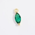 Vista dettagliata del ciondolo marquise verde smeraldo con gancio placcato oro - Ciondolo Marquise Zirconia Verde Placcato Oro