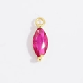 Vista macro del ciondolo a marquise rosa con placcatura in oro e dettaglio dell'anello - Ciondolo Marquise Zirconia Rosso Rosa Placcato Oro