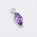 Macro di un ciondolo con gemma viola taglio marquise su montatura in argento sterling S925 - Ciondolo Marquise Zirconia Viola Placcato Platino