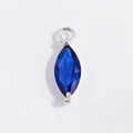 Macro di un ciondolo con gemma blu scuro taglio marquise e montatura in argento S925 - Ciondolo Marquise Zirconia Blu Placcato Platino