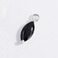 Dettaglio macro del ciondolo a marquise con pietra nera e castone in argento lucido - Ciondolo Marquise Zirconia Nera Placcato Platino