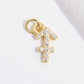 Makro-Detail des goldenen Schütze-Anhängers mit weißem Zirkonia-Mikropavé-Besatz - Gold Schütze