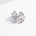 Detalle macro del dije de trébol de cuatro hojas en plata S925 con incrustación de circón - Abalorio Flor de Cuatro Hojas Doble Fila Plata Strass Blanco
