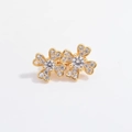 Detalle macro de joya floral dorada con pétalos de corazón y circonitas brillantes - Abalorio Trébol Doble Fila Oro Strass Blanco