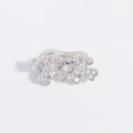 Detalle macro del dije floral de plata S925 con circonitas para creación de joyas - Abalorio Trébol Doble Fila Plata Strass Blanco