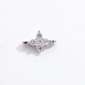 Detalle macro del trébol de cuatro hojas en plata S925 con circonitas brillantes - Abalorio Trébol Doble Fila Plata Strass Blanco
