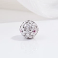 Makro-Detail von S925 Sterling Silber Hohlblumen-Charm mit roten Zirkonia-Kristallen - Silber Rosérot Blumenkugel