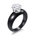 Elegante anillo de cerámica negra de 8mm con circonita redonda brillante engastada en seis garras - US 6 / Negro