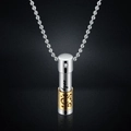Nahaufnahme von 38mm Parfüm-Anhänger mit Gravur 'only' und Kristall auf Perlenkette - Goldfarbe mit Kette