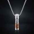 Makroaufnahme von Zylinder-Parfüm-Anhänger in Silber und Roségold mit Only-Gravur - Roségold mit Kette