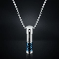 Detailansicht der Parfümflaschen-Halskette mit Gravur und blauen Mustern aus Edelstahl - Blau mit Kette