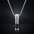 Detail der 38mm Edelstahl Parfümflasche Halskette mit 'only' Gravur und Zirkon-Inlay - Schwarz mit Kette
