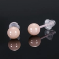 Minimalistische 8mm lichtroze keramische oorknopjes met ronde bollen op zwarte achtergrond - Oranje