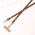 Detailansicht der braunen PU-Leder-Handykette mit Kreuzmuster und Metall-Federclips - Crossbody-Kette / Kreuzmuster Lohfarben (K1763)