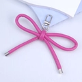 Portachiavi a fiocco in pelle PU rosa con moschettone in argento e dettagli cuciti a mano - Rosa Rosso