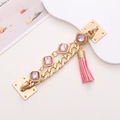 Goldene Handtaschenkette mit rosa Edelsteinen und Quastenverzierung auf weißem Hintergrund - Goldene Basis (Armband-Stil) / Edelstein Quaste (Rosa) (K1401)