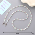Dettaglio della tracolla di 60cm in perle di rosa con sfaccettature rosa e ganci argento - Bianco AB